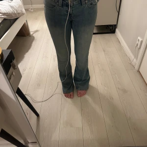 True Religion jeans - Säljer dessa trendiga jeans från True Religion i modellen Joey. Ljusblåa och lågmidjade. Knappt använda ☺️