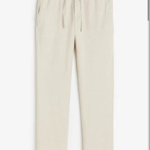Beiga linnebyxor - Säljer nu mina beige linnebyxor från H&M, de är relaxed fit på byxorna som passar perfekt om vill ha de lite mer luftigt när de är varmt ute, storlek S men passar även M. Nypris 349kr 