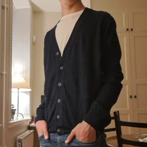 Mörkblå kofta från Joseph Abboud - En mörkblå cardigan från ett mycket "exklusivt" märke med elegans. En ny kostar ca 3000 men här endast 499kr. Pris kan diskuteras 😎