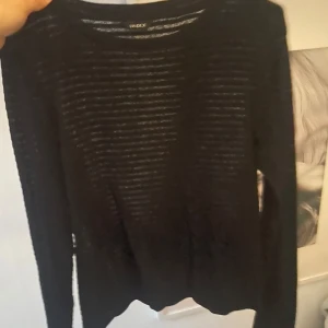 Svart ribbad tröja från Lindex - Säljer en svart långärmad tröja från Lindex med ribbat mönster. 