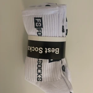 FS Skillsocks 3 par - Jag säljer FS Skillsocks helt nytt skick riktigt bra kvalite. Är användbart vid både match och träning.  Pris för 1 par: 50 kr. Pris för 2 par: 80 kr. Pris för 3 par: 100kr. Checka in min profil för alla annonser. Passar främst storlek 42-45.