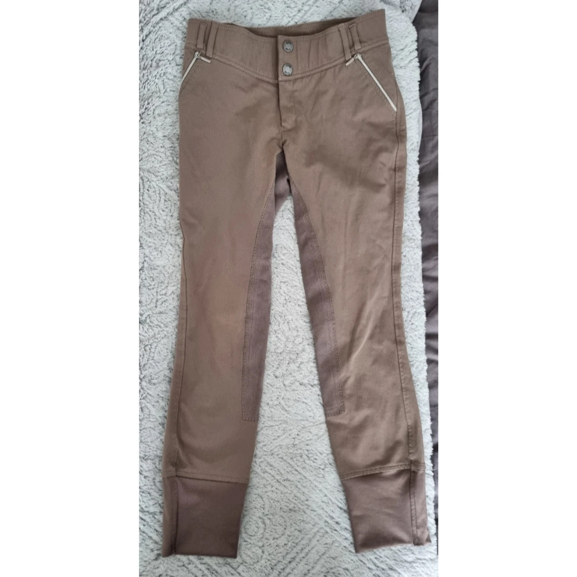 Beige ridbyxor från CRW med dragkedjedetaljer