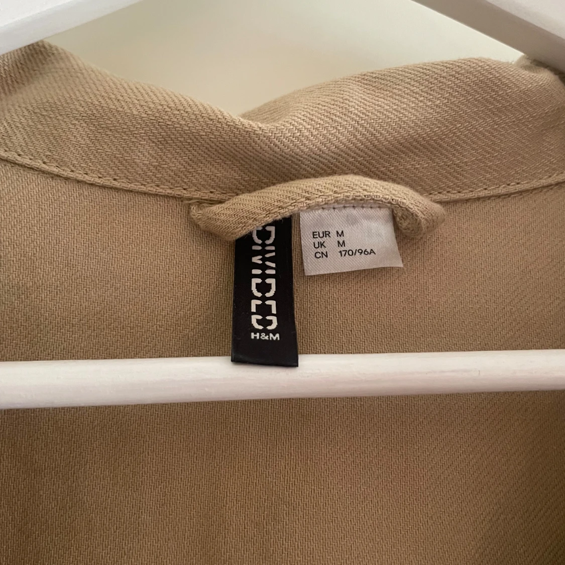 Beige jeansjacka med bälte från H&M - 2