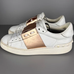 Valentino Open Rosé Guld - Modell: Valentino Open Rosé Guld | Skick: 7/10 | Storlek: 37 | Pris: 1899kr | Tillbehör: Inget | Fler frågor? Hör av dig isåfall!