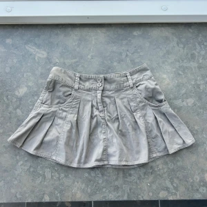 Kjol med volanger - Säljer nu min så himla fina beiga/kaki kjol med volanger.💕 Skulle uppskatta att den passar en xs/s