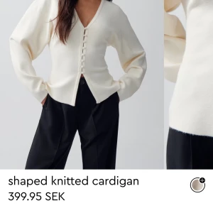  stickad kofta med knappar från Ginatricot - Säljer dennna fina krämvita stickade koftan från Gina med v-ringning och knappar framtill. Använd 2 ggr💞💞