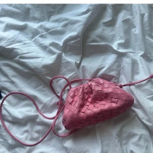 Bottega Veneta - Super snygg väska med underbar färg💕💕💕💕 kan ej garantera äktahet därav priset. står Bottega Veneta i väskan och dustbag nedkommer💕kom med prisförslag 