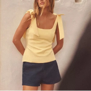 Gul topp Zara  - Säljer denna superfina gula topp från Zara. Endast använd en gång 💛💛😇