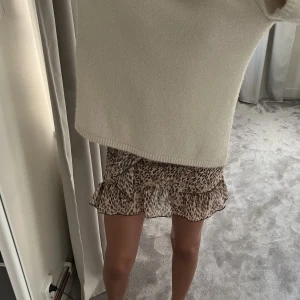 Volangkjol - Leopard kjol från zara, prislappen är inte kvar då detta är lånade bilder! Kjolen har även sckrunch där bak 💕