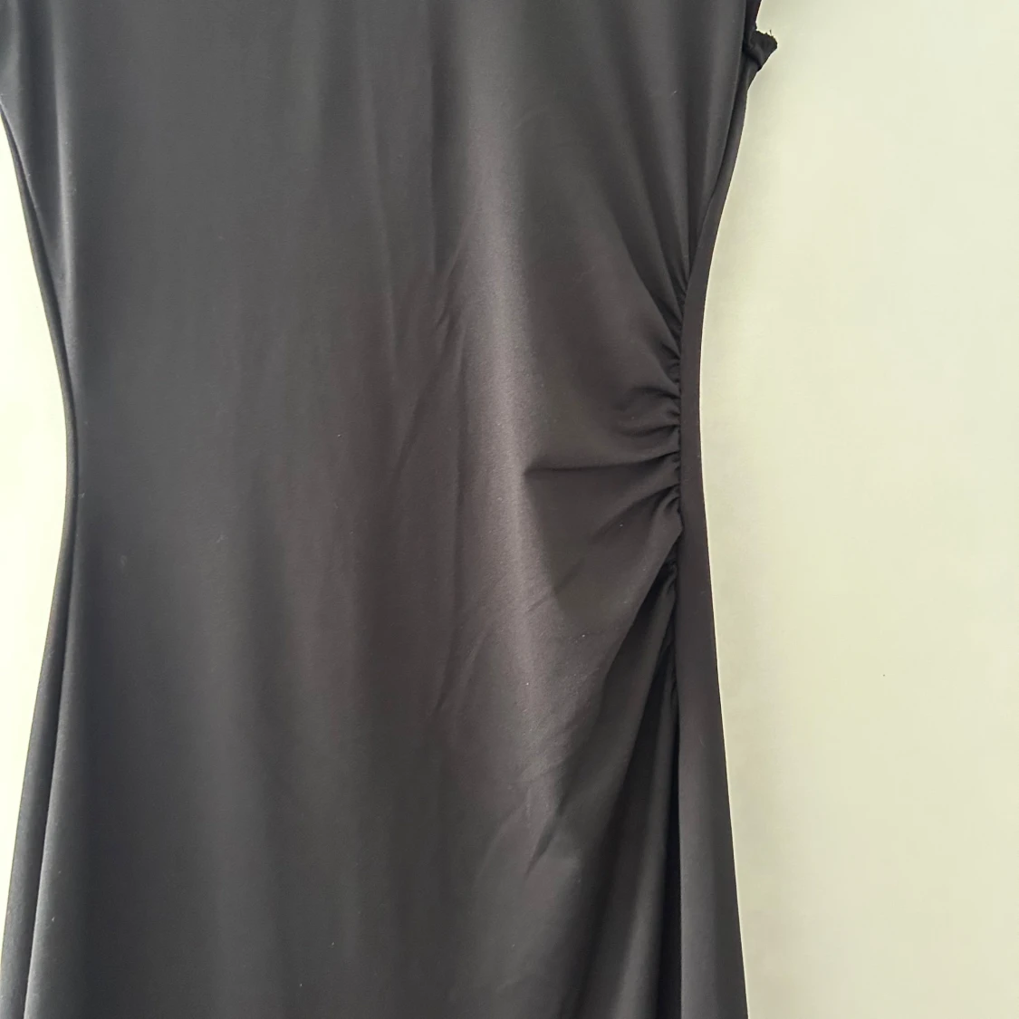 Svart långklänning med slits - 2