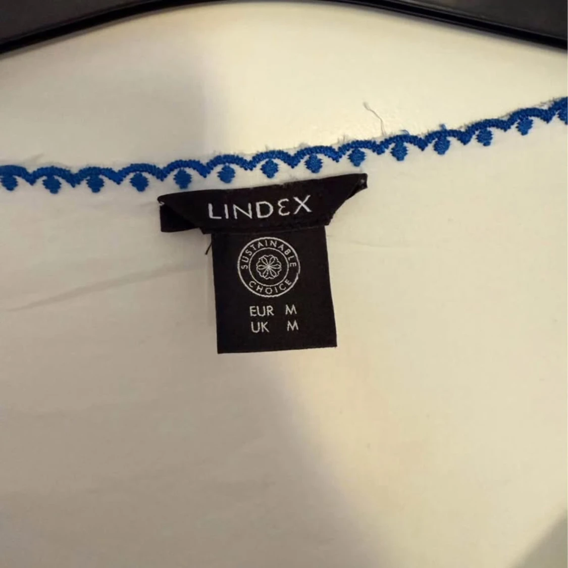 Vit broderad blus från Lindex  - 1