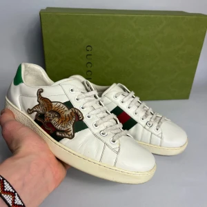 Gucci ace sneakers - Ett par eftertraktade Gucci ace sneakers | Storlek 40 men passar även 41 | Vid frågor är det bara att höra av sig 🤗