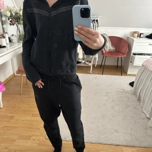 Svart Nike tech set  - Ett svart Nike set från Nike. Använd några gånger men har inte använt på länge nu. Storleken är 170 på båda delarna. Hör av dig vid funderingar💕 