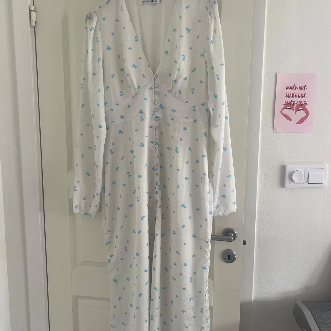 Vit långklänning med blå blommor från Adoore