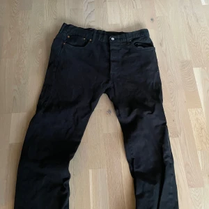 Levis 501 - Sköna byxor inget slitage direkt men inte som nya!