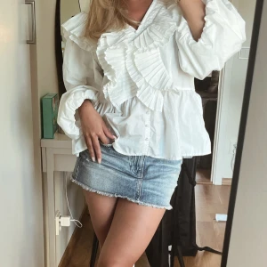 Volang Blus - En supersöt volangblus från YAS!! Slutsåld på hemsidan, säljer även samma i rosa🩷