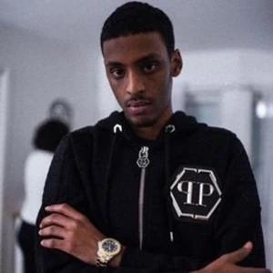 Svart ”AIR” hoodie från Philipp Plein - Säljer en svart hoodie från Philipp Plein med dragkedja och quiltade detaljer på axlar och fickor. Stort PP-logomärke på bröstet och två fickor med dragkedja. Snygg och stilren design med huva och ribbade muddar. Super limited edition modell, likadan som Yasin har i sin musik video ”Chicago”. Färg svart och storlek L. Tags medföljer. Skriv privat för mer bilder.