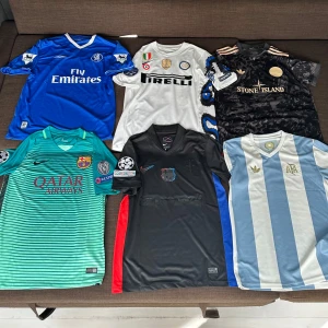 Fotbollströja, fotbollströjor  - Tja!  Säljer några av mina fotbollströjor. Alla är i storlek M. Pris ligger runt 399kr-599kr styck. Tveka inte på att höra av er för mer information och fler bilder:)  Obs* säljer tröjorna i styck och lägger ut en separat annons vid överenskommelse, därav behöver ni inte lägga prisförslag på inlägget, tack! 