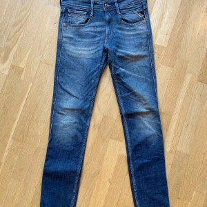Replay Anbass W27  - Säljer ett par snygga blå jeans i bra skick. De har en klassisk femficksdesign och en bekväm passform. Perfekta för både vardag och fest! 🕺W27 L32 
