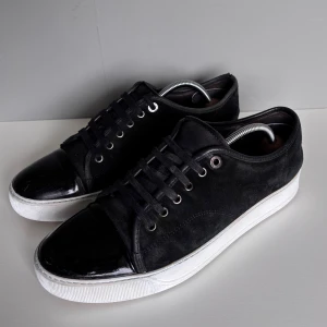 Lanvins  - Säljer ett par använda lanvins i storlek UK8 (EU42) sitter större. Skick 6,5/10 heeldrag, och ena skosnöret skadat, repor på toecaps samt en lagning vid hälen. Skorna är behandlade med vit skokräm och impregneringsspray. Medkommer endast skor! 