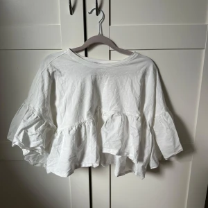 Volang tröja  - Snygg vit volang tröja som är tyvärr för liten för mig 💕🥲står storlek M men är lite kort så passar nog bättre för s och xs