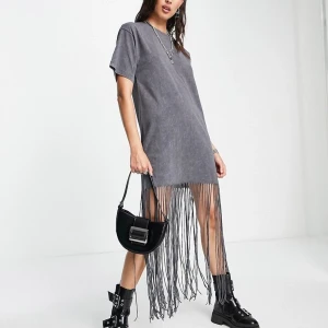 Grå t-shirtklänning med fransar från asos - Skitcool grå t-shirtklänning med korta ärmar och långa fransar nedtill från asos. Kommer tyvärr inte till användning längre
