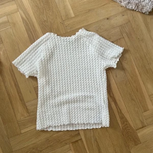 Vit ribbad topp - Söt vit topp, aldrig använd 