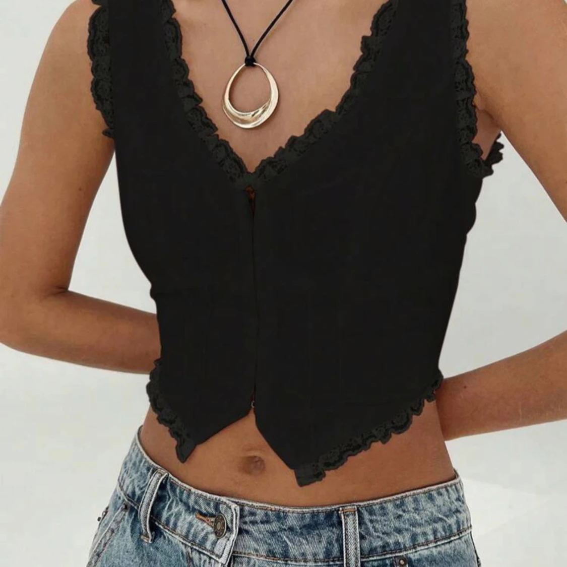 Svart croppad linnetopp med spetsdetaljer