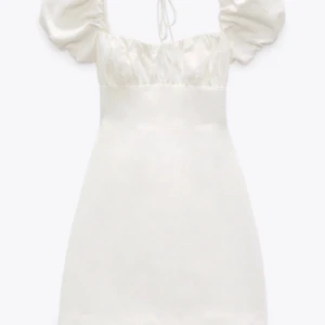 vit klänning från zara - säljer denna jättefina vita klänningen från Zara som passar perfekt till skolavslutningen. Endast använt en gång så är i princip nyskick. Klänningen är från Zara. Säljs inte längre på hemsidan