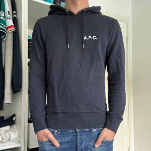 APC hoodie - Säljer nu denna riktigt snygga APC hoodie. Den är i ett mycket fint skick och sparsamt använd. Det är storlek S. Skriv vid frågor eller bilder. 