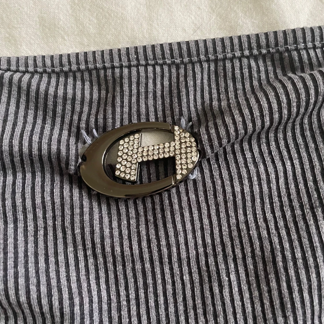 Grå randig crop top med glittrigt spänne - 1