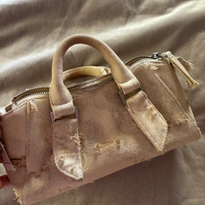Beige handväska i jeansmaterial -  beige handväska i jeansmaterial med slitna detaljer från Zara. Köpte för 350kr säljer för 200kr🩷🩷