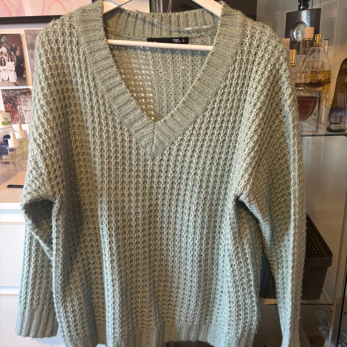 Ljusgrön stickad tröja med v-ringning från Lager 157