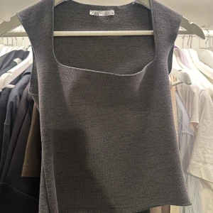 Grå topp Zara - Använd några få gånger, är en M men den är liten i storleken så mer som en S🌸