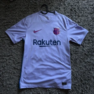 Äkta Barcelona 2021/22 bortatröja - Äkta 2021/22 Barcelona tröja, köpt från Nikes webbsida, kvitto finns   Knappt använd i jätte bra skick   Storlek S  #messi #barcelona #nike #fotbollströja #jersey #footballshirt