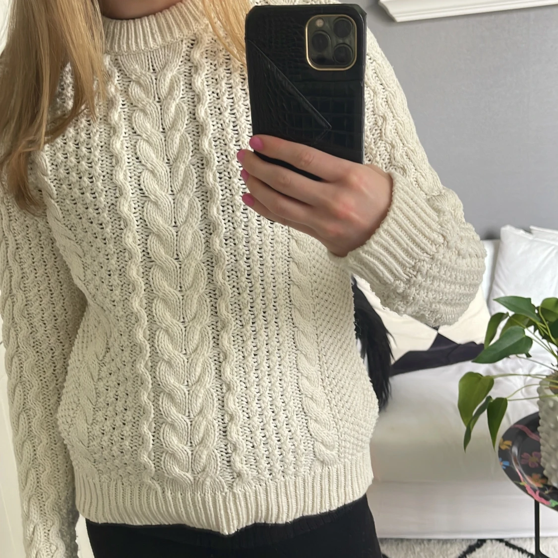 Vit stickad tröja med flätmönster - 1