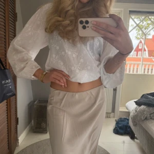 Satin långkjol - Helt ny ifrån pieces! Aldrig använd enbart testad. Har prislappen kvar🩷🩷 nypris: 349kr