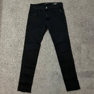 Replay Anbass Jeans - Tja säljer ett par svarta Replay jeans i storlek W30 för endast 399kr! Pris är ej hugget i sten, hör av er i dm vid funderingar 🙌