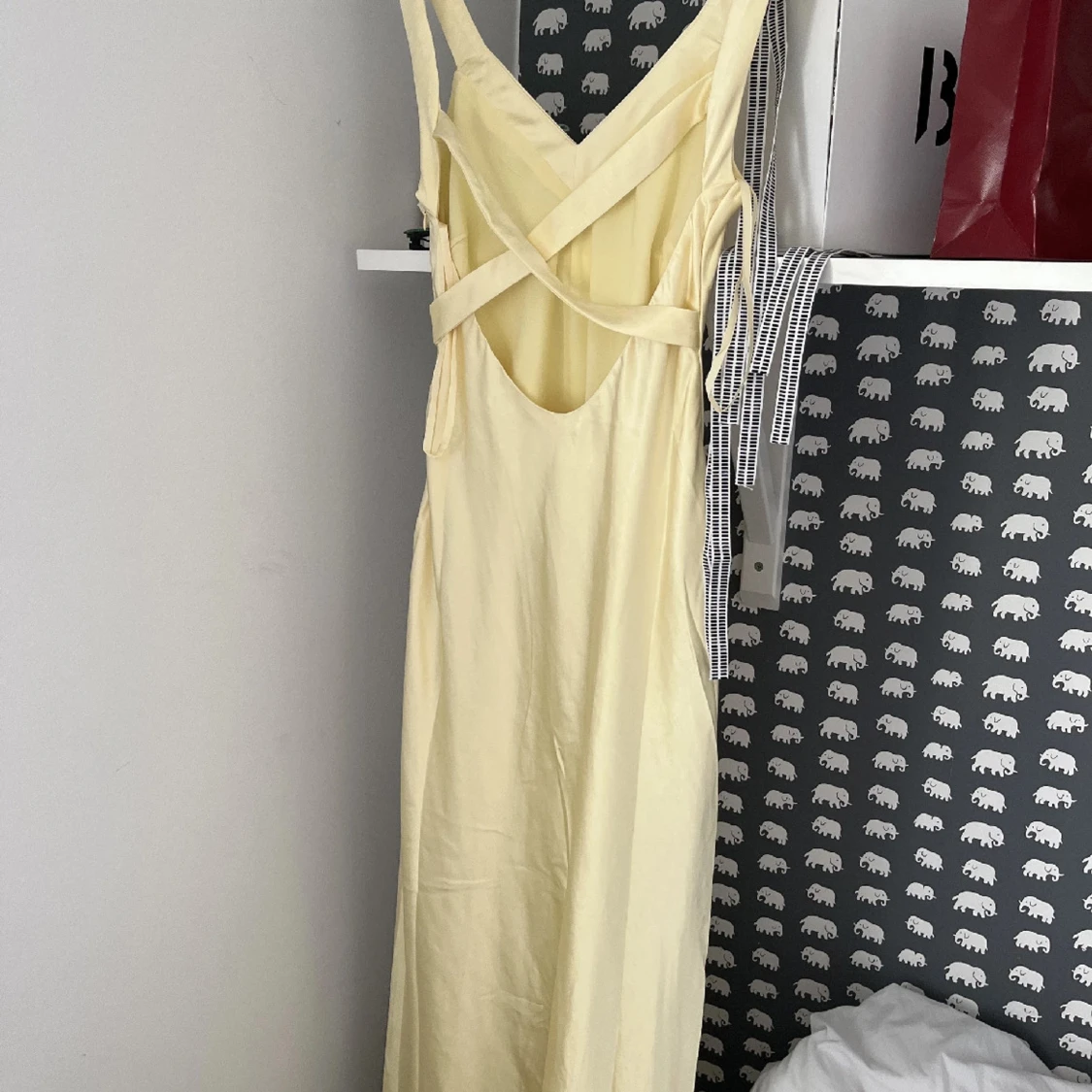 Ljusgul långklänning med v-ringning - 1