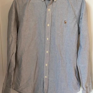 Ralph Lauren skjorta - Riktigt snygg skjorta i väldigt bra skick(bara lite skrynklig). Den är i strl S och slimfit. Perfekt nu till våren/sommaren. Skriv om du har någon fundering👑