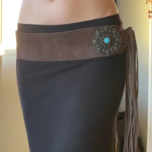 Brunt knytbälte med fransar - Bälte som man knyter med långa fransar. 