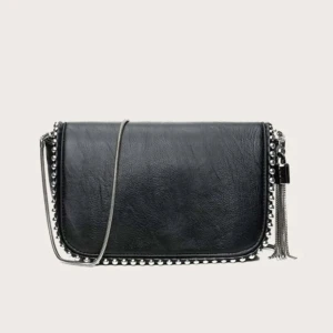 Svart axelväska  - Snygg svart axelväska i skinn med silverfärgade kedjedetaljer runt kanterna. Från shein, superfin!! 