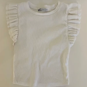 Två volang toppar från Zara - Säljer två toppar från Zara. Skriv om du bara vill köpa en av dom. Och du köper en så får du den för 60kr