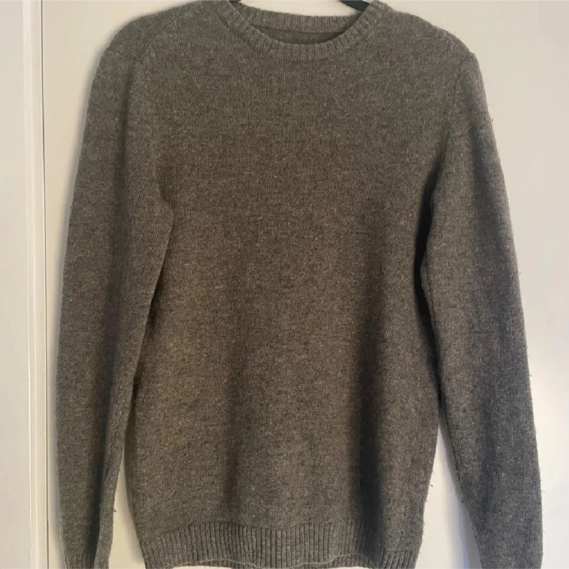 Två stickade tröjor