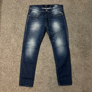 Replay Anbass Jeans - Tja säljer ett par Replay Anbass Jeans i storlek W31 för endast 439kr! Pris är ej hugget i sten, hör av er i dm vid funderingar 🙌