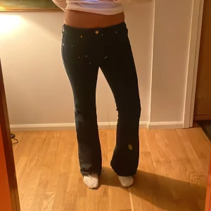 Mörk mörk blåa jeans - Väldigt mörkblåa jeans från hm 