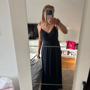 Marinblå balklänning från JJ's House - Jag säljer denna supersnygga balklänningen från JJs house. Jag använde den på balen i nian och säljer den pga att jag förmodligen vill ha en annan på studentbalen. Klänningen har inbyggd bh och den har justerbara axelband. Nypris är runt 1500 kr. Använd endast en gång Hör av dig om frågor💗 Priset kan diskuteras