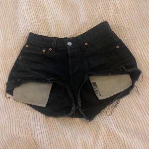Svarta jeansshorts från Levi's - Skit snygga svarta jeansshorts från Levi's, modell 501. W28 L34🖤