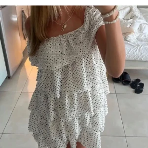 Volang klänning - Super söt sommar klänning💗 köpt från plick, förra ägaren hade dock inte nämnt att det var små gula fläckar vid armhålorna, ägaren sa att vita plagg kan bli gula av deo så att det kanske var det, men det är inget man riktigt ser eller tänker på💗