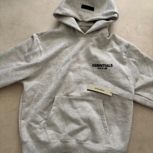  Essentials  - Säljer en essential tröja, oanvänd, köpt för 4 dagar sen, storlek M
